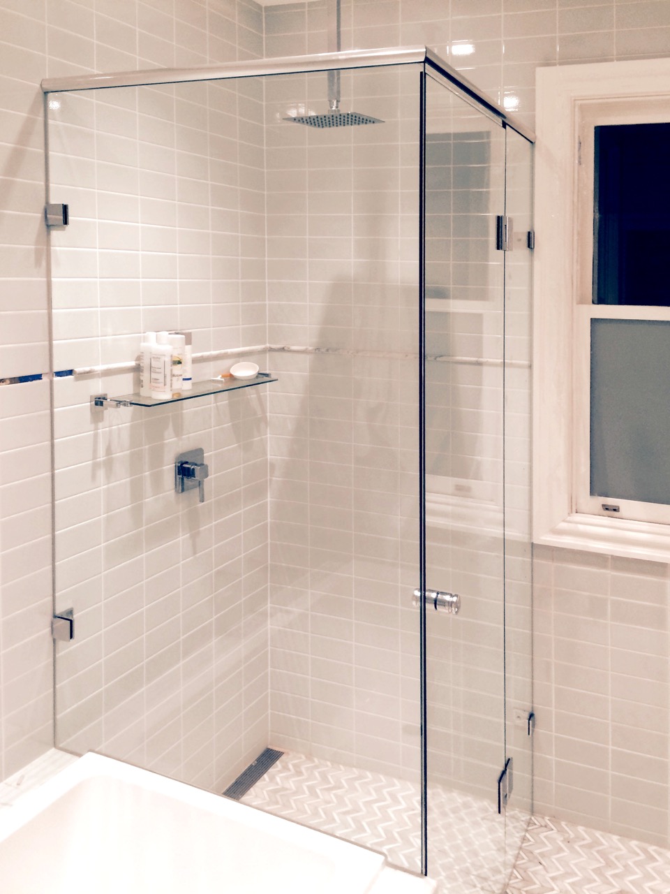 Semi Frameless Corner 5 Semi-frameless glass shower enclosure